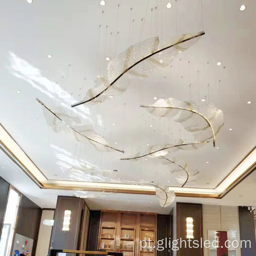 Candeeiro pendente lustre LED em folha de ácer no átrio do hotel